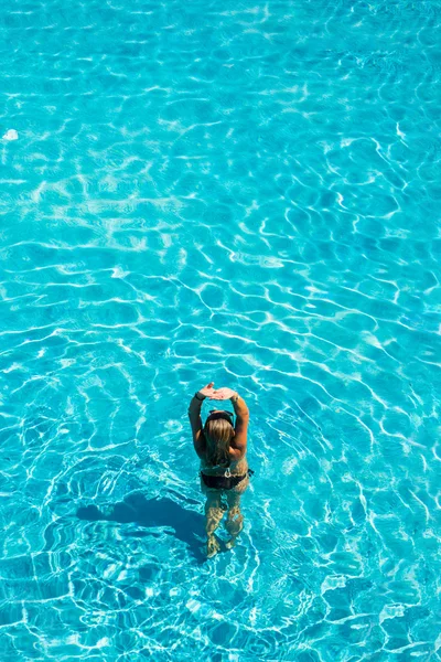 Mulher na piscina — Fotografia de Stock