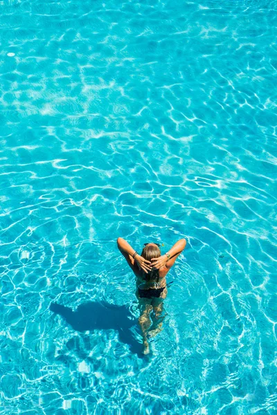 Egy nő a medencében. — Stock Fotó