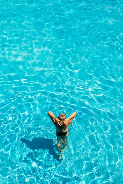 Kvinnan i poolen — Stockfoto