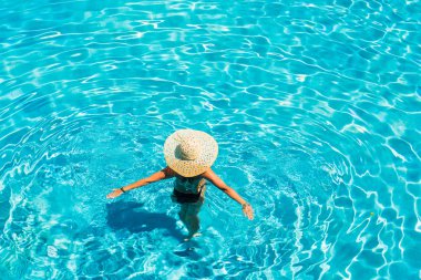 Havuzda şapkalı kadın