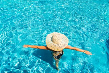 Havuzda şapkalı kadın