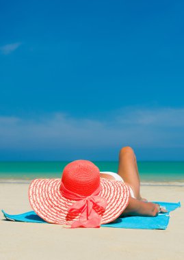 Güneş şapkası ve bikini Plajı'nda uygun kadın