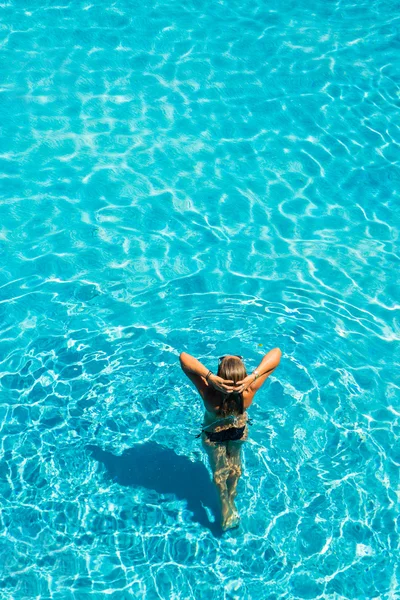 Femme dans la piscine — Photo