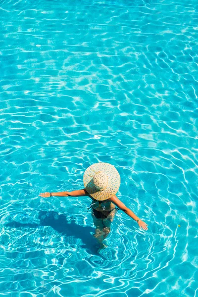 Mulher com chapéu na piscina — Fotografia de Stock