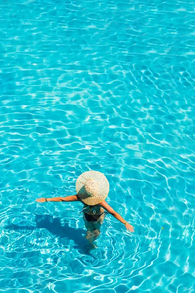 Nő kalapban a medencénél — Stock Fotó