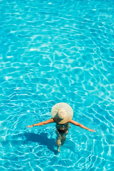 Woman with hat at the pool — Stock Photo, Image