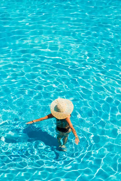 Mulher com chapéu na piscina — Fotografia de Stock