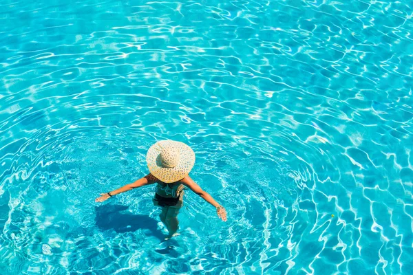 Žena s kloboukem u bazénu — Stock fotografie