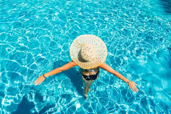 Mulher com chapéu na piscina — Fotografia de Stock