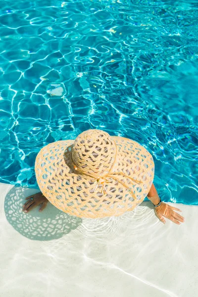 Femme avec chapeau à la piscine — Photo