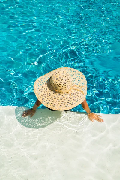 Femme avec chapeau à la piscine — Photo