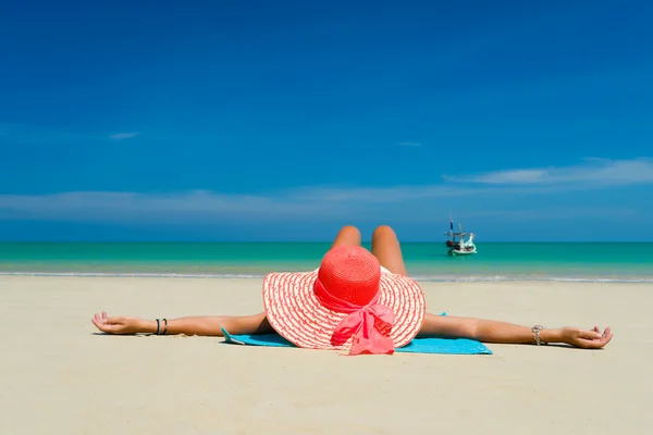 Fit woman in sun hat and bikini at beach — Stock Photo, Image