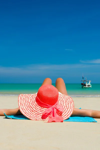 Τακτοποίηση γυναίκα με καπέλο ήλιο και μπικίνι στην παραλία — Φωτογραφία Αρχείου