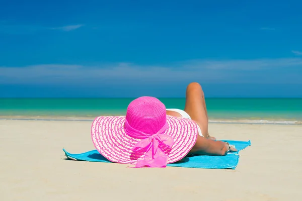 Passar kvinna i solhatt och bikini på stranden — Stockfoto