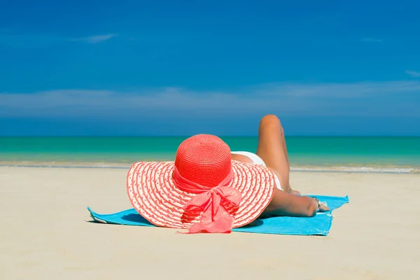 Passar kvinna i solhatt och bikini på stranden — Stockfoto