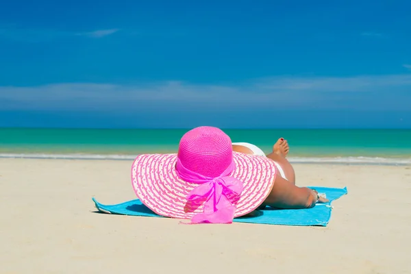 Güneş şapkası ve bikini Plajı'nda uygun kadın — Stok fotoğraf