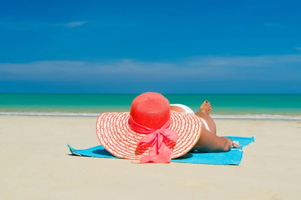 Passar kvinna i solhatt och bikini på stranden — Stockfoto