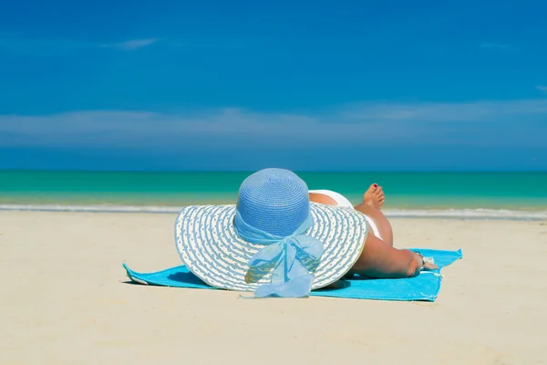 Passar kvinna i solhatt och bikini på stranden — Stockfoto