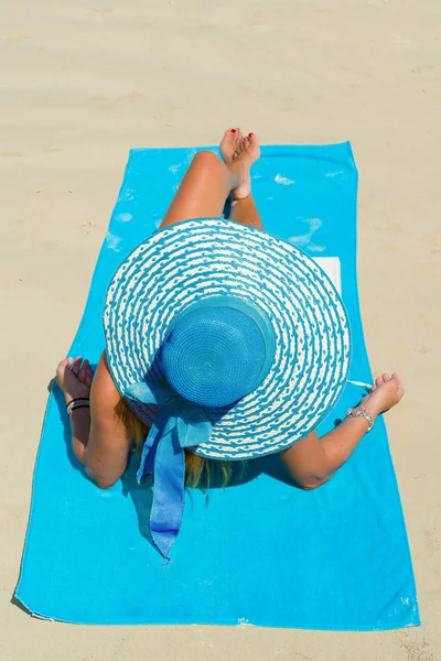 Passar kvinna i solhatt och bikini på stranden — Stockfoto