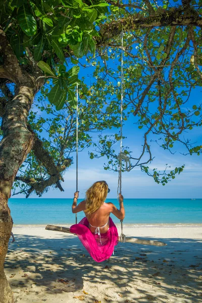 Femme balançant à la plage — Photo