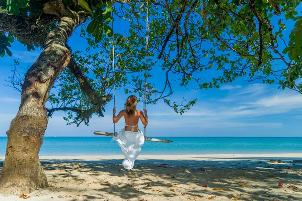 Femme balançant à la plage — Photo