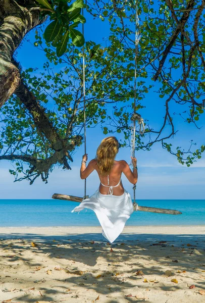 Kvinna gungande på stranden — Stockfoto