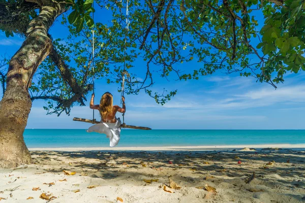 Vrouw swingen op het strand — Stockfoto