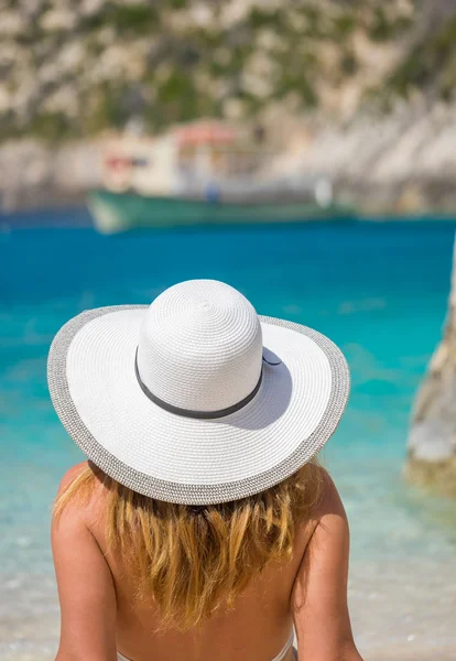 Mujer joven en bikini blanco mirando al agua — Foto de Stock