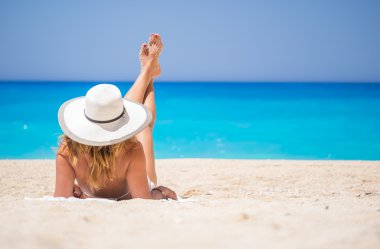 Zakynthos Island ünlü Navagio batık sahilde kadınla 