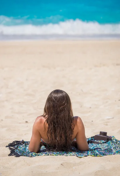 WOman en la famosa playa del naufragio Navagio en la isla de Zakynthos — Foto de Stock