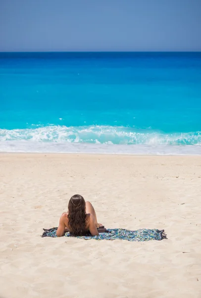 WOman en la famosa playa del naufragio Navagio en la isla de Zakynthos —  Fotos de Stock