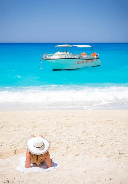 DONNA sulla famosa spiaggia di Navagio Shipwreck nell'isola di Zante — Foto Stock