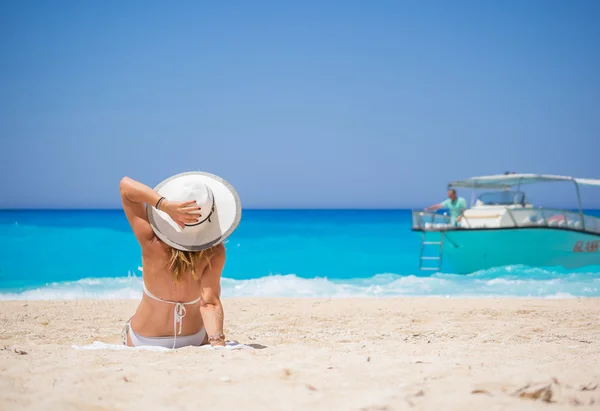 WOman na famosa praia Navagio Shipwreck na ilha de Zakynthos — Fotografia de Stock