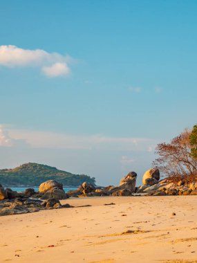 Rawai Phuket Tayland 'daki Laem Ka plajı.