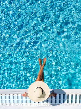 Lüks içinde beş yıldızlı bir kadın yüzme havuzunda spa yapıyor.. 