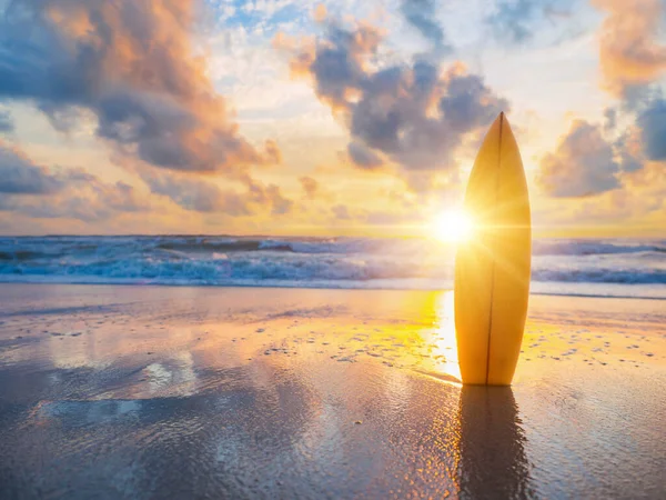 Tavola Surf Sulla Spiaggia Tramonto — Foto Stock