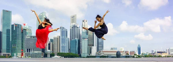 Skickliga Dansare Framför Singapore Skyline — Stockfoto