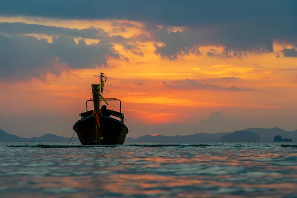 Tayland Sahilinde Geleneksel Uzun Kuyruklu Tekne — Stok fotoğraf