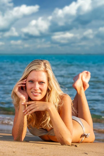 ブロンド女性でビキニにザビーチ — ストック写真