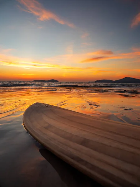 Tavola Surf Sulla Spiaggia Tramonto — Foto Stock