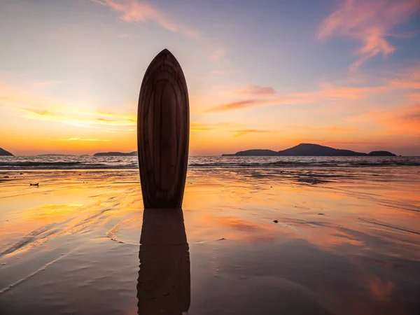 Tavola Surf Sulla Spiaggia Tramonto — Foto Stock
