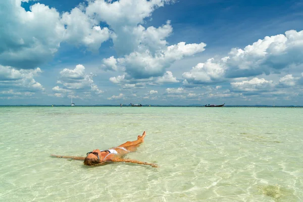 Mulher Bonita Praia Poda Ilha Tailândia — Fotografia de Stock