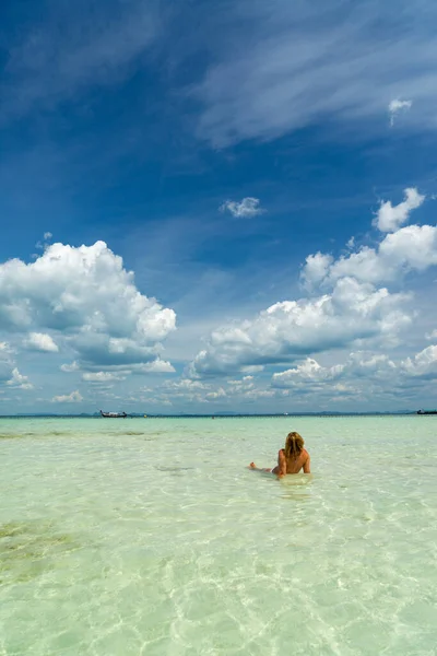 Прекрасна Жінка Пляжі Острова Пода Таїланд — стокове фото
