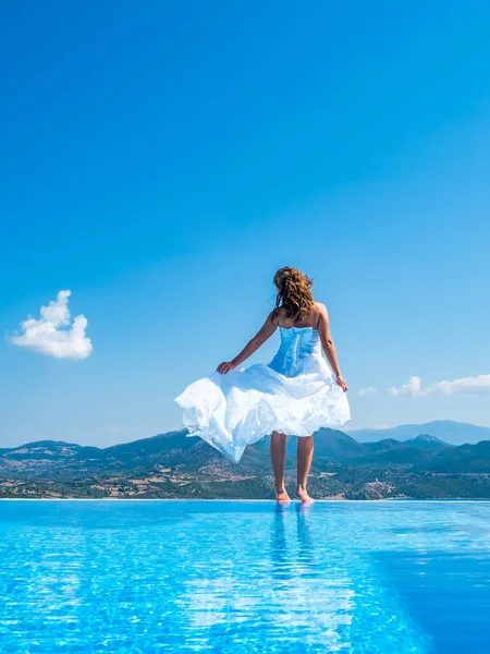 希腊无限大游泳池里的女人 — 图库照片