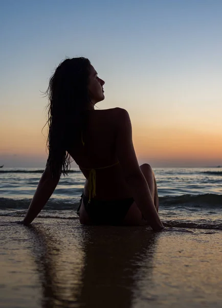 Kobieta Stroju Kąpielowym Pozuje Plaży Zachodzie Słońca — Zdjęcie stockowe