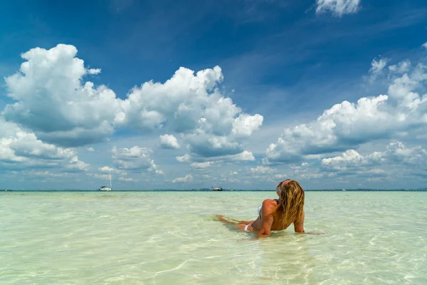 Vacker Kvinna Stranden Poda Thailand — Stockfoto