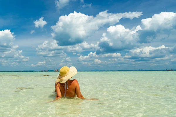 Vacker Kvinna Stranden Poda Thailand — Stockfoto