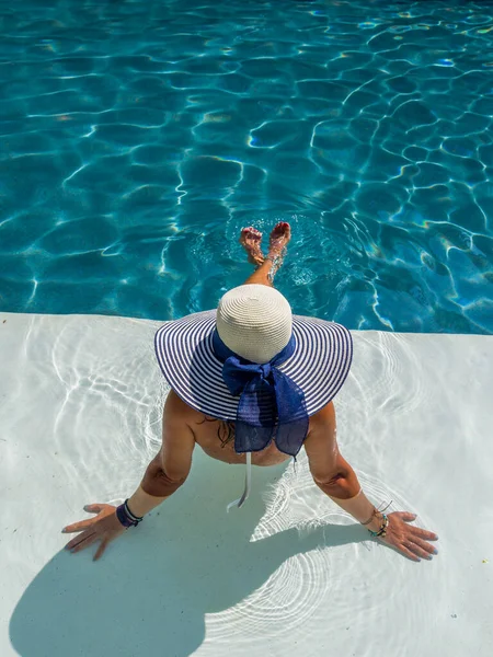 Vrouw Luxe Vijf Sterren Spa Resort Het Zwembad — Stockfoto