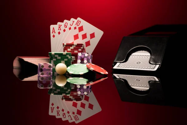 Kumarhane Seti Rulet Kartlar Zarlar Çipler Blackjack Minderinde — Stok fotoğraf