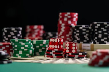 Kumarhane kırmızısı zar ve USD 100 gagası - sığ alan derinliği